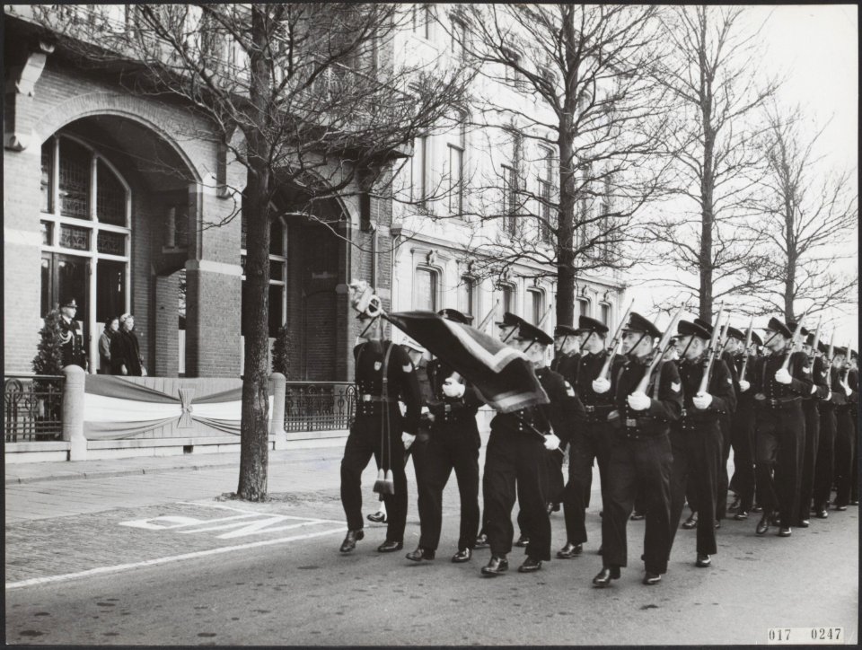 Koninklijk huis, prinsessen, parades, adelborsten, Beatrix, prinses, Goossens H, Bestanddeelnr 017-0247