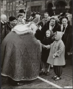 Koninklijk huis, prinsessen, koninginnen, sinterklaasfeesten, begroetingen, sint, Bestanddeelnr 019-0163
