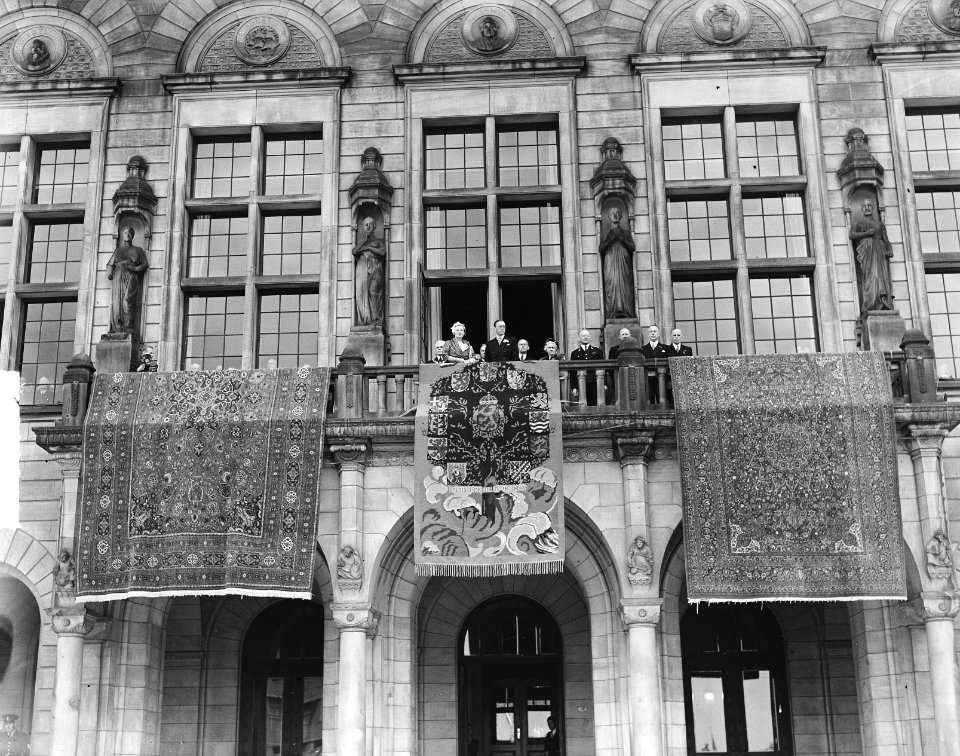 Koninklijke familie op balkon stadhuis (wuivend), Bestanddeelnr 903-3830
