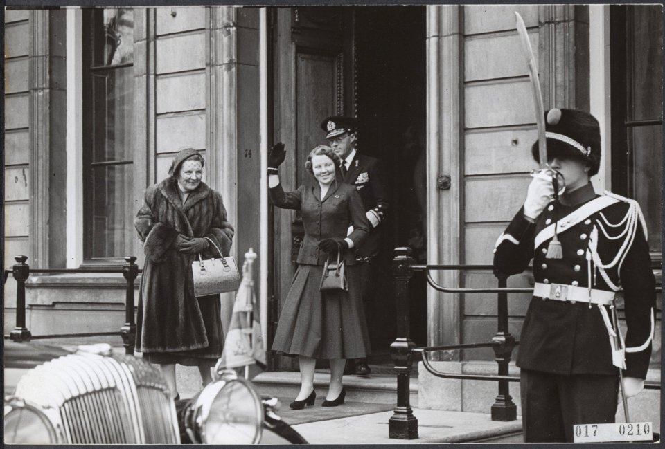 Koninklijk huis, prinsessen, koninginnen, prinsen, VERTREKKEN, paleizen, Beatrix, Bestanddeelnr 017-0210