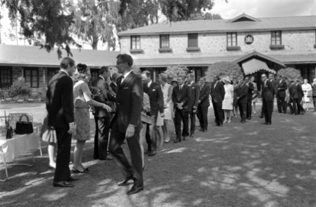 Koninklijke familie op ontvangst Nederlandse Ambassade in Addis Abeba mensen wor, Bestanddeelnr 922-0534