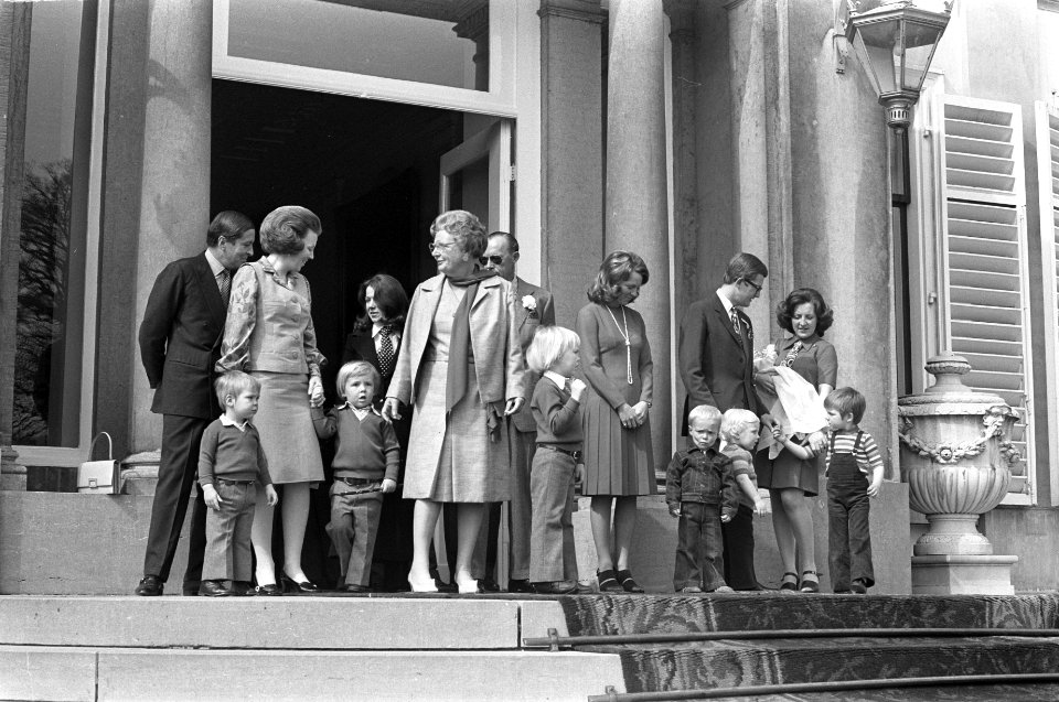 Koninklijke familie met prinsjes op het bordes, Bestanddeelnr 925-5692
