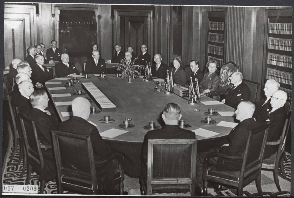 Koninklijk huis, prinsessen, koninginnen, prinsen, vergaderingen, Beatrix, prins, Bestanddeelnr 017-0209