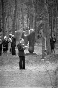 Koninklijke familie bekijkt tentoonstelling van beeldhouw er Henry Moore in Krol, Bestanddeelnr 921-3155