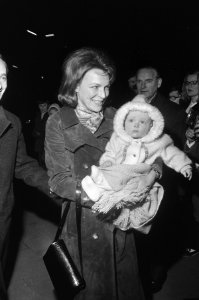 Koninklijke Familie vertrekt per trein naar Lech voor wintervakantie, vanaf Baar, Bestanddeelnr 924-3118