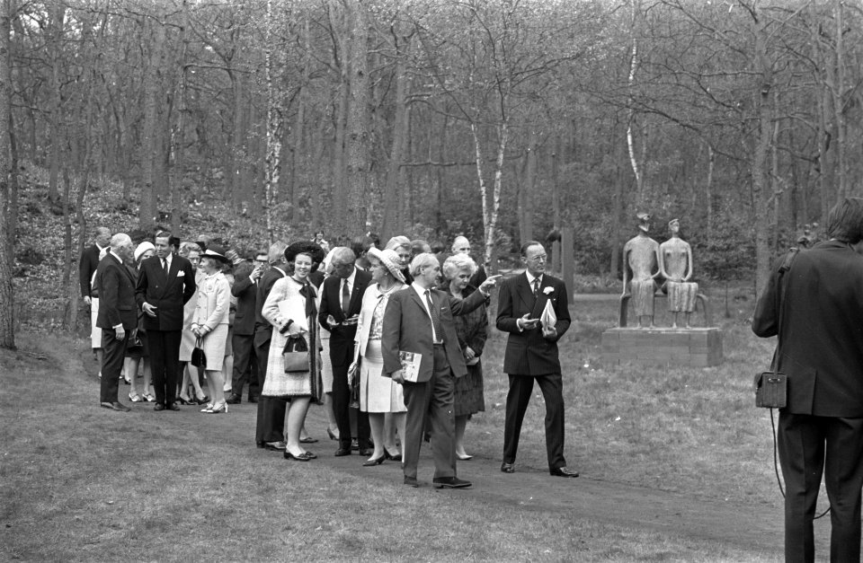 Koninklijke familie bekijkt tentoonstelling van beeldhouw er Henry Moore in Krol, Bestanddeelnr 921-3154