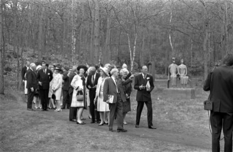 Koninklijke familie bekijkt tentoonstelling van beeldhouw er Henry Moore in Krol, Bestanddeelnr 921-3154