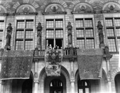 Koninklijke familie op balkon stadhuis (wuivend), Bestanddeelnr 903-3827