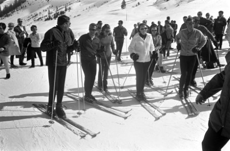 Koninklijke familie met wintersportvakantie in Lech Prins Claus en Prinses Beatr, Bestanddeelnr 922-1890