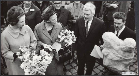 Koninklijk huis, prinsessen, openingen, beeldhouwkunst, Beatrix, prinses, Benedi, Bestanddeelnr 017-0695