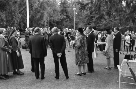 Koninklijke familie op ontvangst Nederlandse Ambassade in Addis Abeba mensen wor, Bestanddeelnr 922-0535