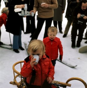 Koninklijke familie met wintersportvakantie in Lech. Prins Friso en prins Consta, Bestanddeelnr 254-9199