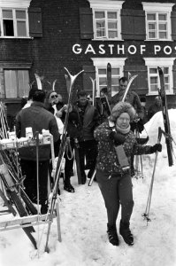 Koninklijke familie in Lech. koningin Juliana op weg naar de skitocht, Bestanddeelnr 921-1355