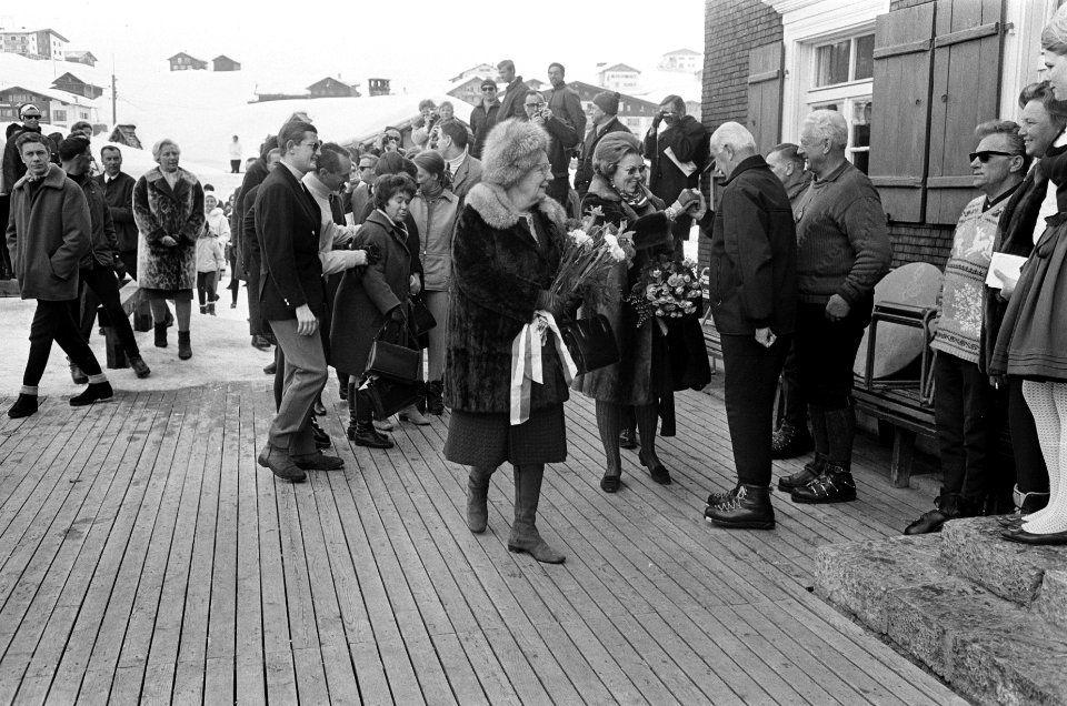 Koninklijke familie naar wintersport in Lech. Aankomst hotel in Lech Pieter van , Bestanddeelnr 921-1319