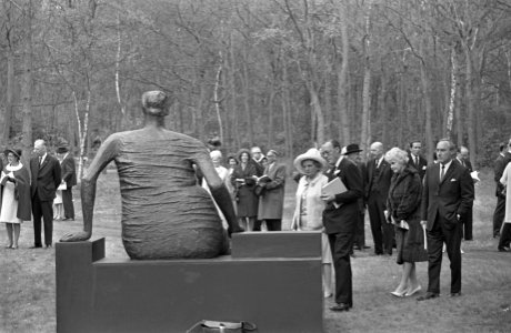 Koninklijke familie bekijkt tentoonstelling van beeldhouwer Henry Moore in Kroll, Bestanddeelnr 921-3156