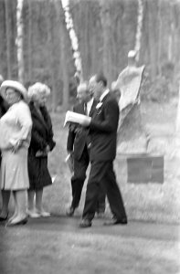 Koninklijke familie bekijkt tentoonstelling van beeldhouwer Henry Moore in Kroll, Bestanddeelnr 921-3159