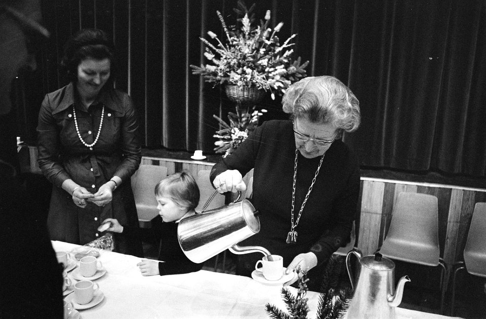 Koninklijke familie viert Kerstmis in Uddel koningin Juliana schenkt chocolade , Bestanddeelnr 927-6570