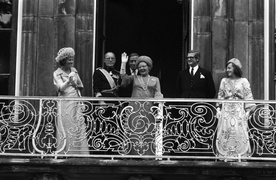 Koninklijke familie op balkon Lange Voorhout , zwaaiend, Bestanddeelnr 926-6909