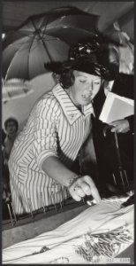 Koninklijk huis, prinsessen, openingen, snoep, Amstelland Kindertehuis, Beatrix,, Bestanddeelnr 017-1358