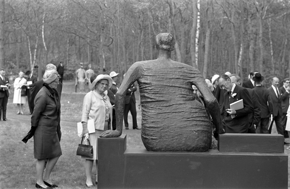 Koninklijke familie bekijkt tentoonstelling van beeldhouw er Henry Moore in Krol, Bestanddeelnr 921-3157