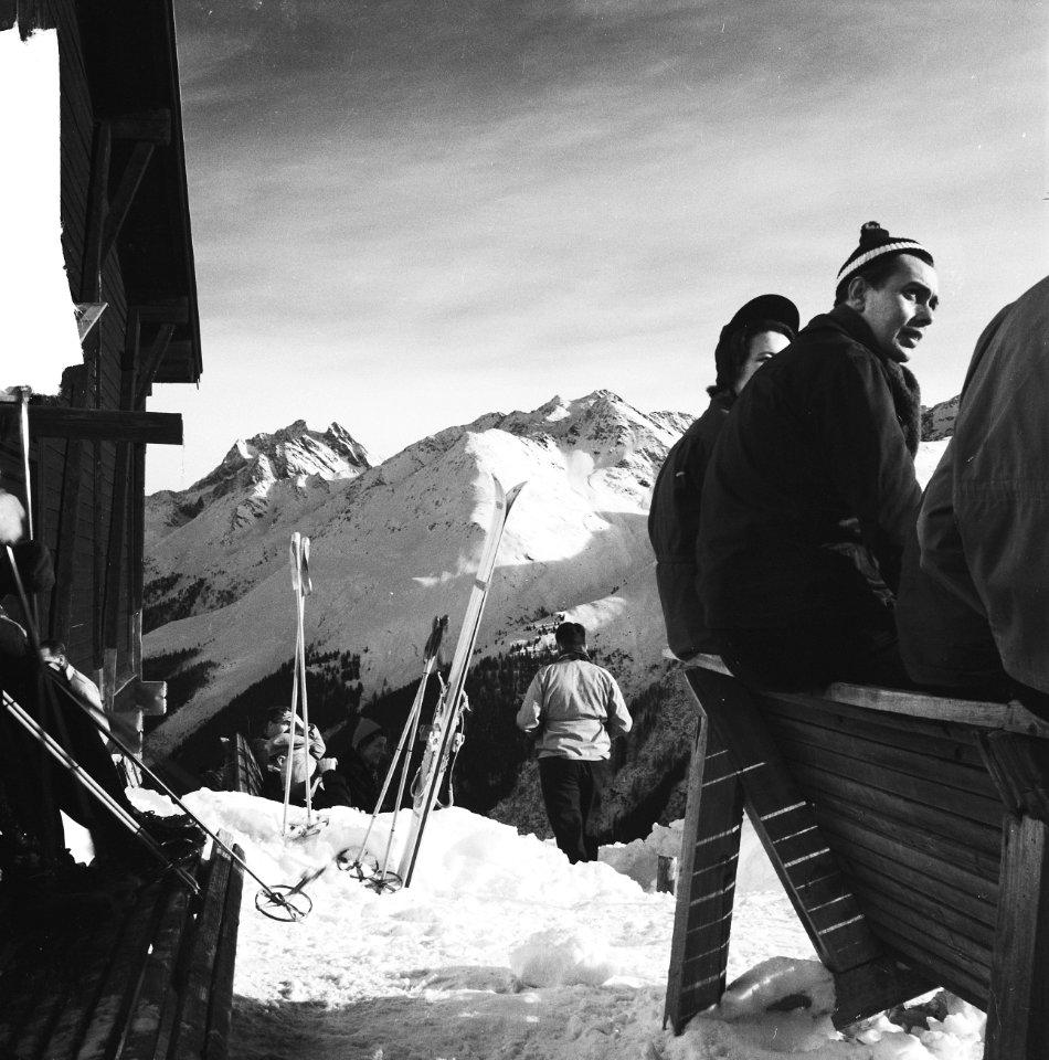 Koninklijke familie in Sankt Anton. Rustende skiers bij een berghut, Bestanddeelnr 934-7068