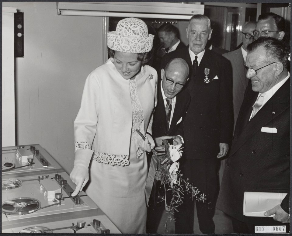 Koninklijk huis, prinsessen, openingen, bibliotheken, blinden, Beatrix, prinses,, Bestanddeelnr 017-0607