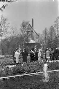 Koninklijke gasten op de Keukenhof, links koningin Juliana Koning Mahendra , Kon, Bestanddeelnr 920-2706