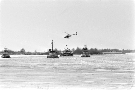 Konvooi schepen met ijsbrekers op IJsselmeer bij Lelystad, Bestanddeelnr 933-8593