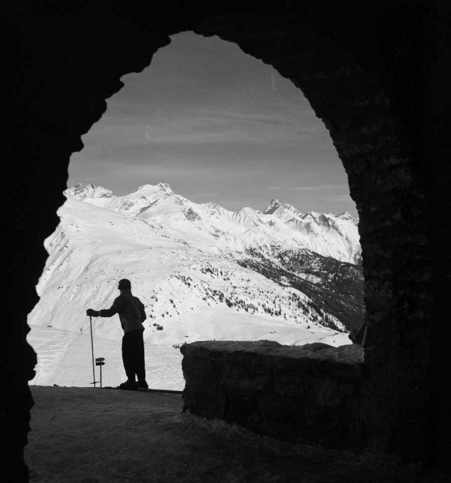 Koninklijke familie in Sankt Anton. Skiër gezien vanuit een tunnel, Bestanddeelnr 904-3680