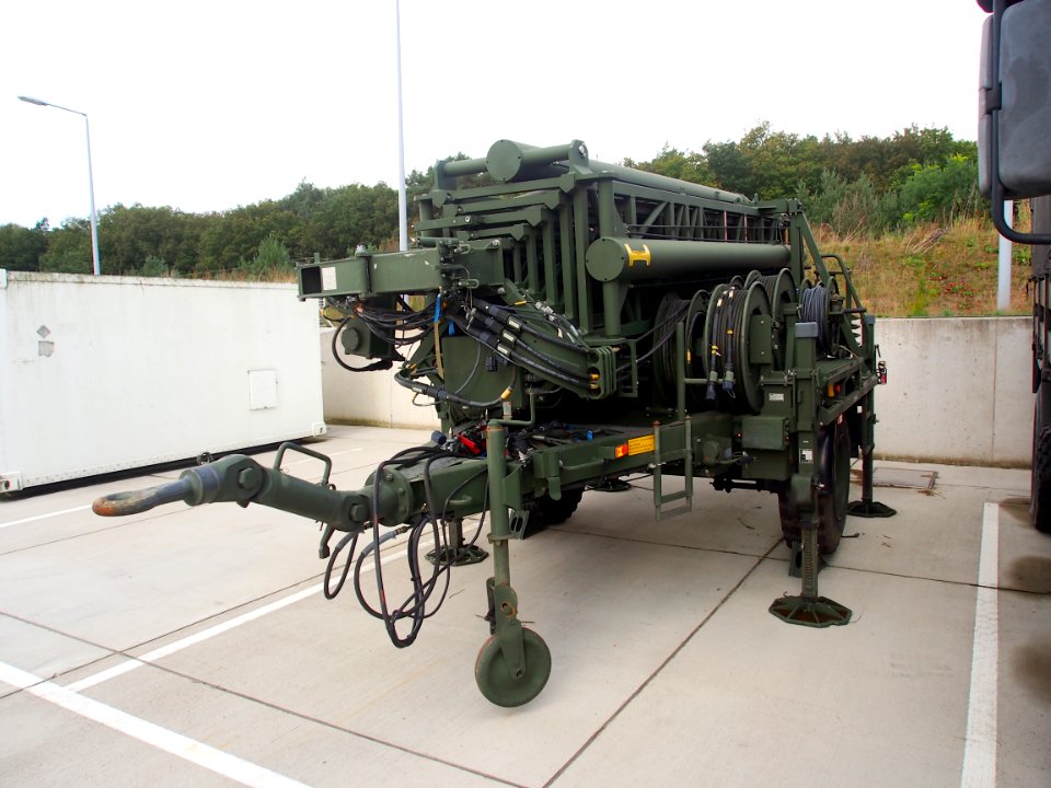 Koninklijke Landmacht RADAR unit on trailer, pic1