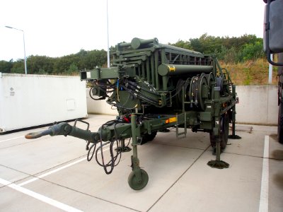 Koninklijke Landmacht RADAR unit on trailer, pic1