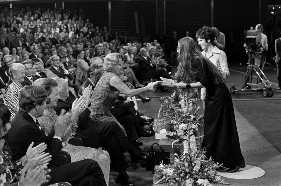 Koninklijke familie in RAI-gebouw aanwezig bij feestelijk spelprogramma gepresen, Bestanddeelnr 926-6610