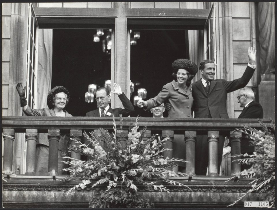 Koninklijk huis, prinsessen, prinsen, koninginnen, stadhuizen, balkons, bezoeken, Bestanddeelnr 017-1105
