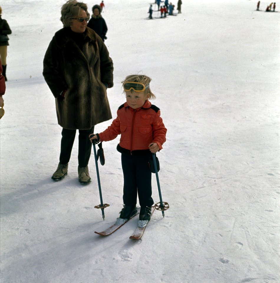 Koninklijke familie met wintersportvakantie in Lech. Prinses Margriet en Prins W, Bestanddeelnr 254-9191