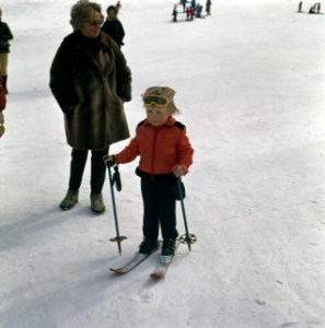 Koninklijke familie met wintersportvakantie in Lech. Prinses Margriet en Prins W, Bestanddeelnr 254-9191