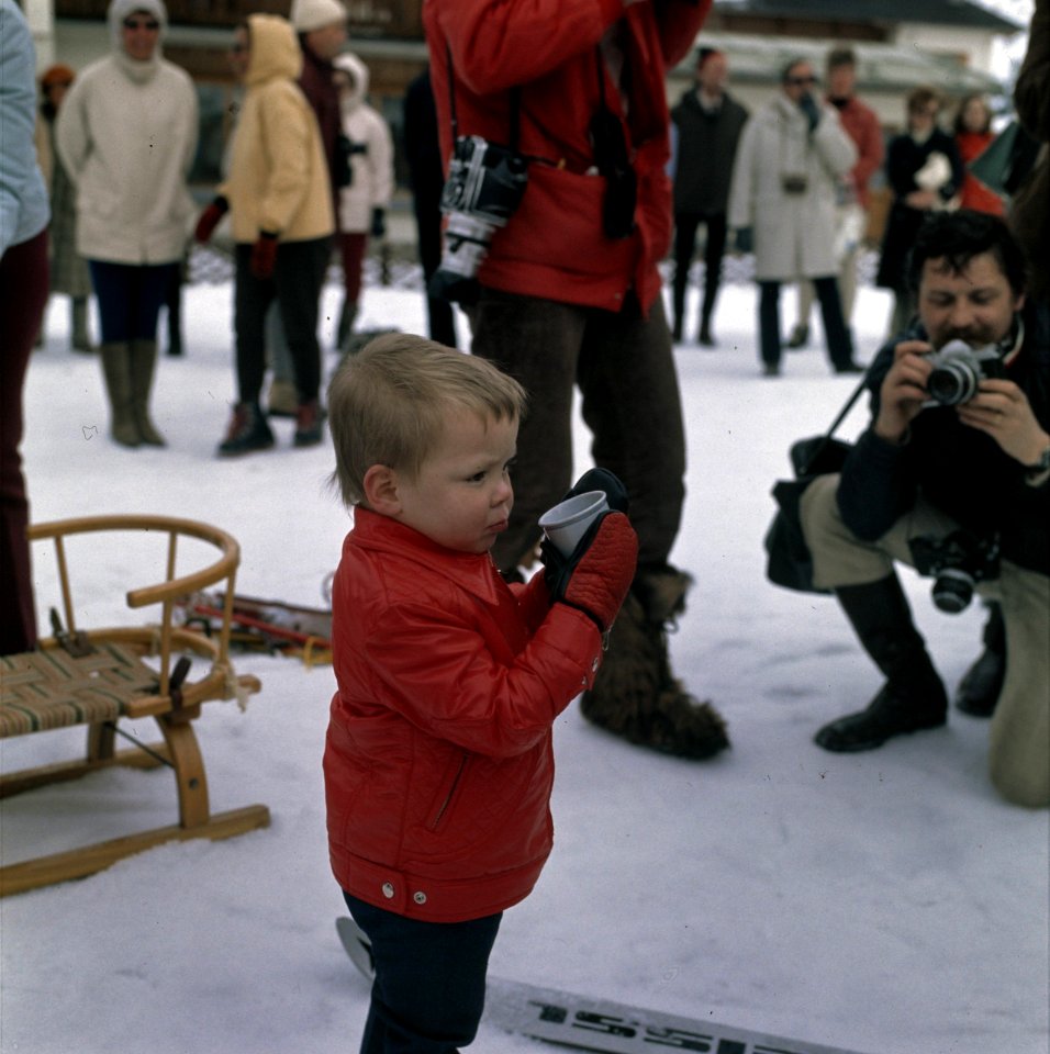 Koninklijke familie met wintersportvakantie in Lech. Prins Constantijn in de sne, Bestanddeelnr 254-9178
