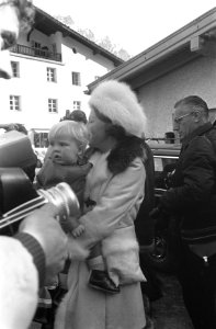 Koninklijke familie met wintersportvakantie in Lech aankomst in Lech Prinses Bea, Bestanddeelnr 922-1871