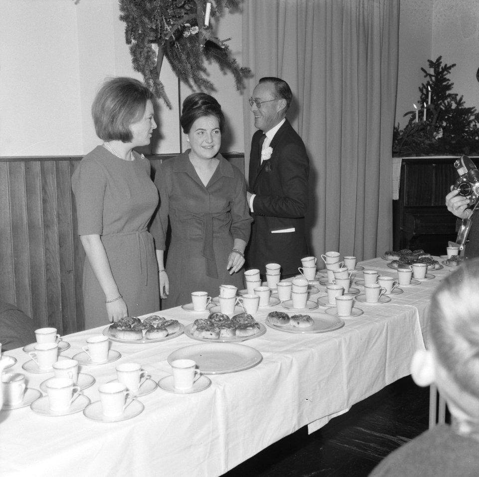 Koninklijke familie met het personeel en hun gezinnen Kerst gevierd Prinses Ire, Bestanddeelnr 915-8771