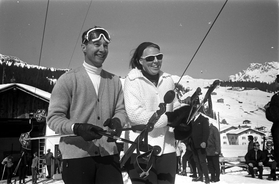 Koninklijke familie met wintersportvakantie in Lech Prinses Beatrix en Prins Car, Bestanddeelnr 922-1876