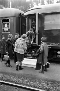 Koninklijke familie naar wintersport in Lech. Prins Claus komt uit trein, Bestanddeelnr 921-1313