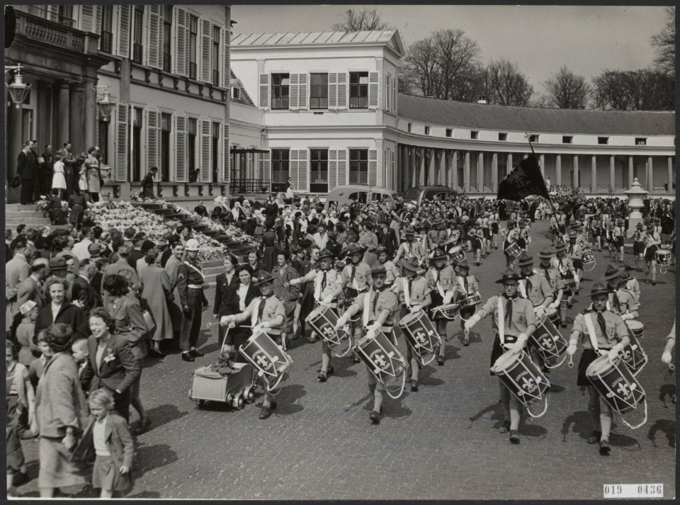 Koninklijk huis, prinsessen, koninginnen, prinsen, defiles, koninginnedag, konin, Bestanddeelnr 019-0436