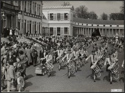 Koninklijk huis, prinsessen, koninginnen, prinsen, defiles, koninginnedag, konin, Bestanddeelnr 019-0436