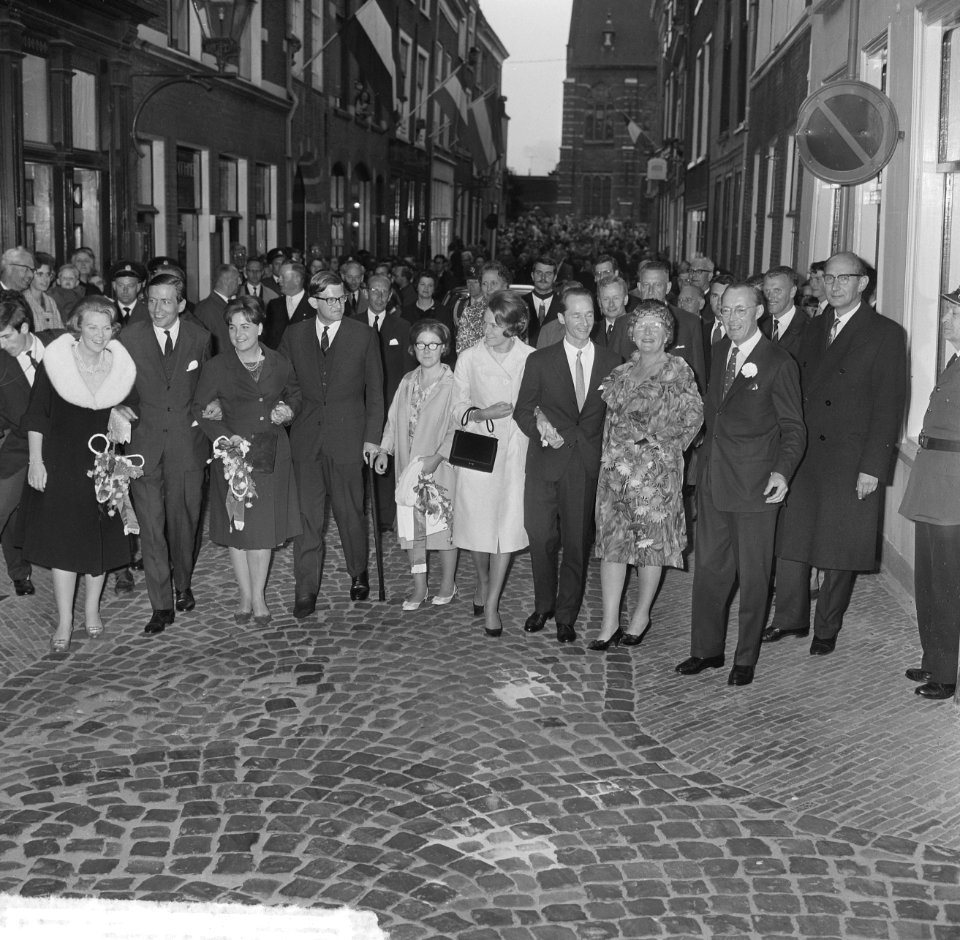 Koninklijke familie naar Tijl Uilenspiegel in Leiden, de Koninklijke familie, Bestanddeelnr 917-9258