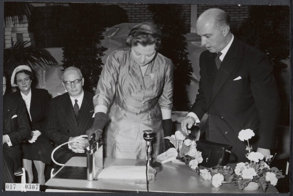 Koninklijk huis, prinsessen, openingen, Beatrix, prinses, Centrale Amersfoortse , Bestanddeelnr 017-0307