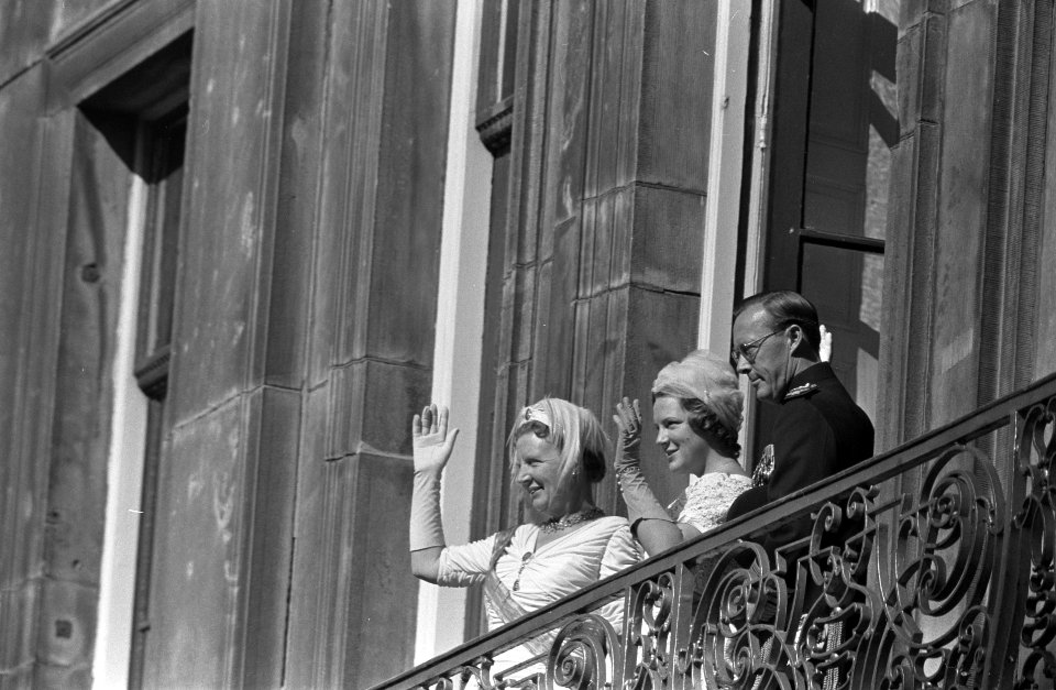 Koninklijk paar en Prinses Irene op balkon van het Lange Voorhout, Bestanddeelnr 910-6734