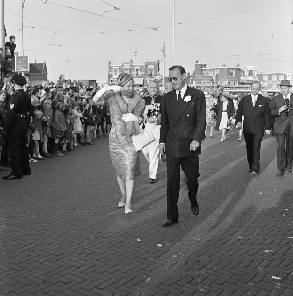 Koninklijk paar in Den Haag (in de Ridderzaal geschenk), Bestanddeelnr 913-9082