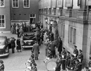 Koninklijk paar in Amsterdam, aankomst bij stadhuis van bovenaf, Bestanddeelnr 903-6737