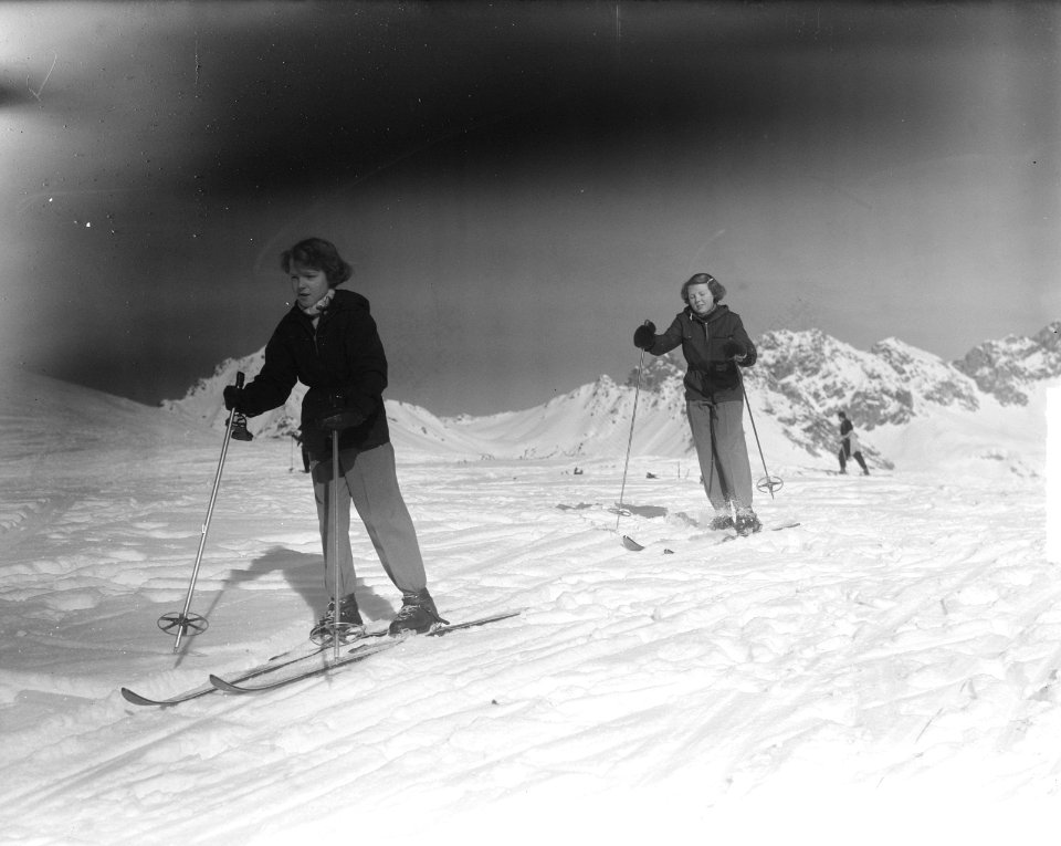 Koninklijke familie in Sankt Anton.Prinses Irene en prinses Beatrix op de ski's, Bestanddeelnr 904-3678