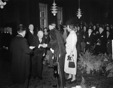 Koninklijk paar in Amsterdam, voorstellen aan Mr. J. Verdam, President Amsterdam, Bestanddeelnr 903-6735