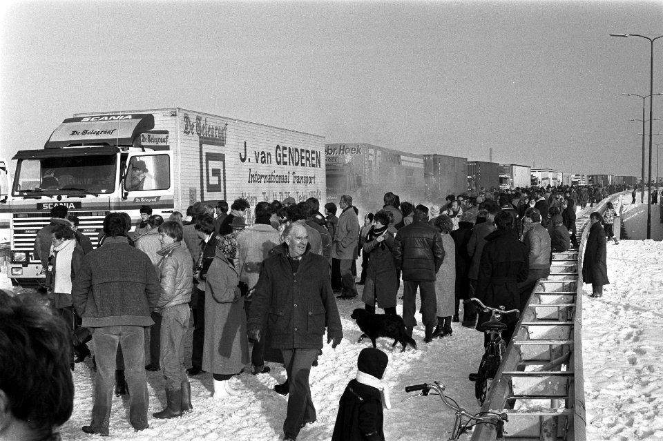 Konvooi van ongeveer 120 vrachtwagens met kerstpakketten van Utrecht naar Polen., Bestanddeelnr 931-8576